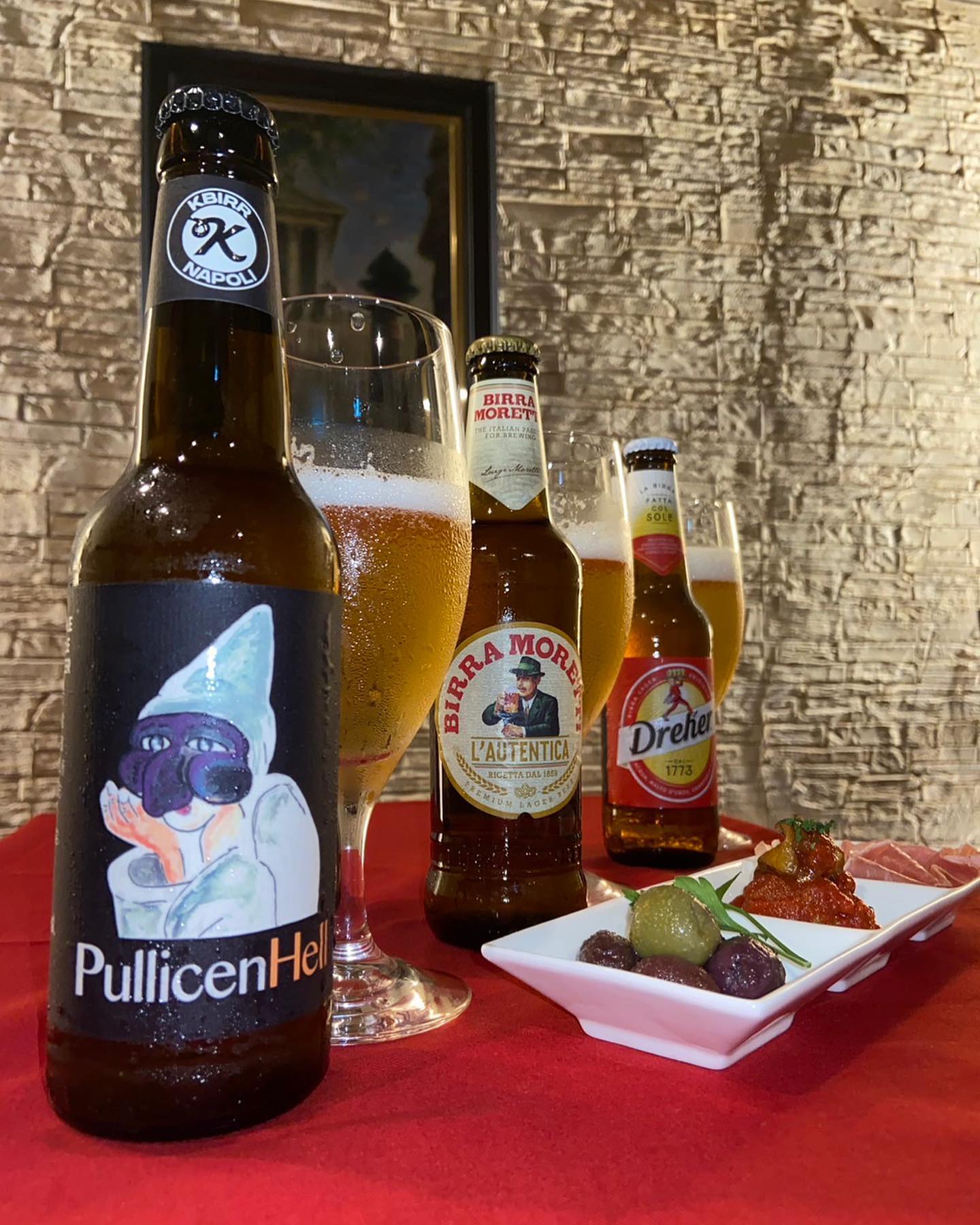 【イタリアクラフトビール】
本日は当店でお出ししている
クラフトビールのご紹介です

当店は3種類のクラフトビールをご用意しております！

・プリチェンヘル
たっぷりポップな香りでフルーティーな味わいです。

・モレッティ
キレが良くバランスが良く、麦芽の味わいをしっかり感じられます。

・ドレハー
あっさりして飲みやすく爽快感を感じます。

この3種類です！

3本の中から2本選べて1人前の前菜がついてくるイタリアンビール飲み比べセット(1980円)もご用意したので是非お試しください。