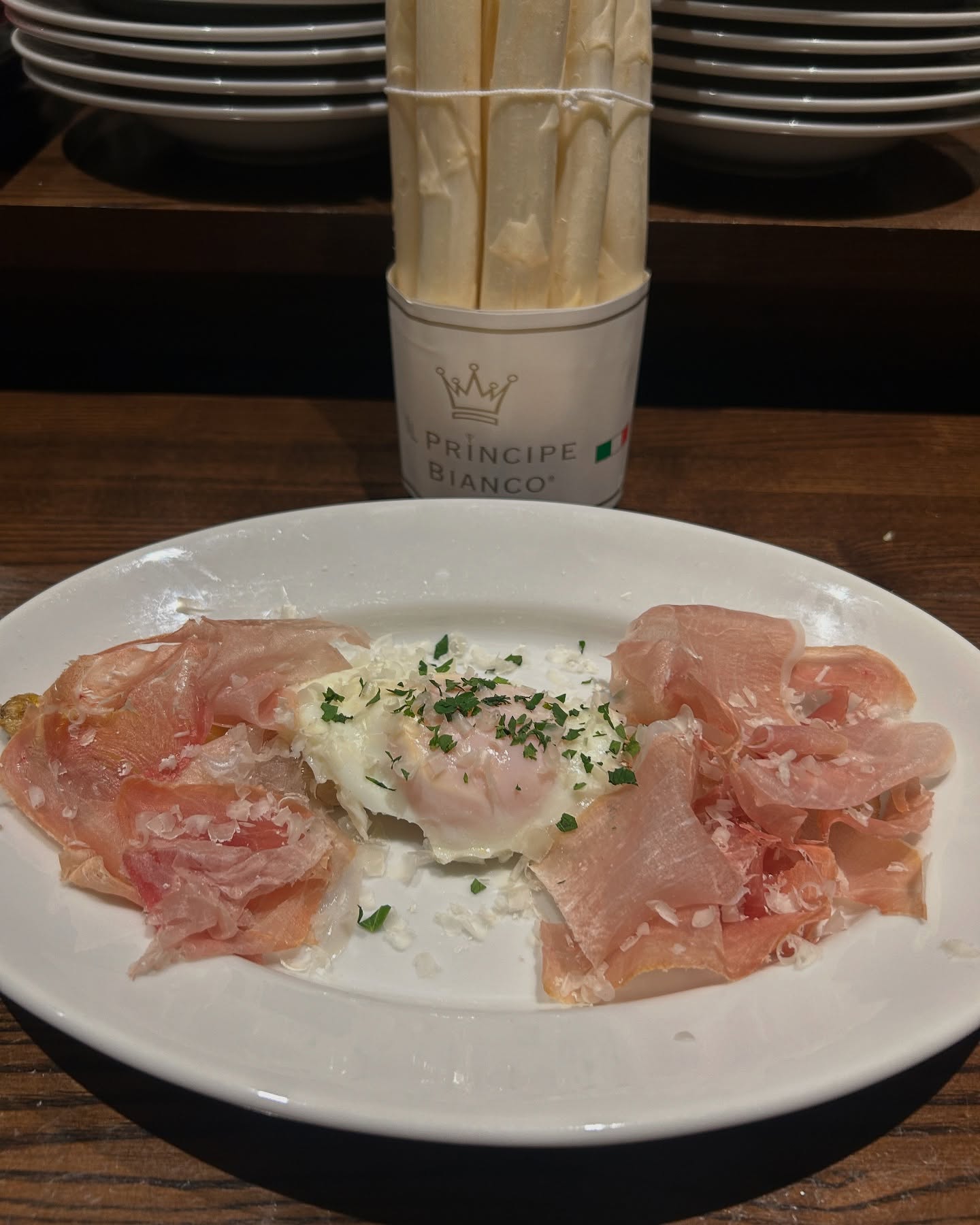 期間限定メニュー

『イタリア産 ホワイトアスパラガスのソテー 生ハムと目玉焼きのせ ビスマルク風』を期間限定で提供しております❣️

イタリアから空輸で仕入れているため、新鮮なホワイトアスパラガスです
丸々1本使用しておりますので、柔らかい食感とほんのり感じる甘みをお楽しみください

ホワイトアスパラガスは毎週入荷しますが、数に限りがございますのでご了承ください

みなさまのご来店お待ちしております☘️