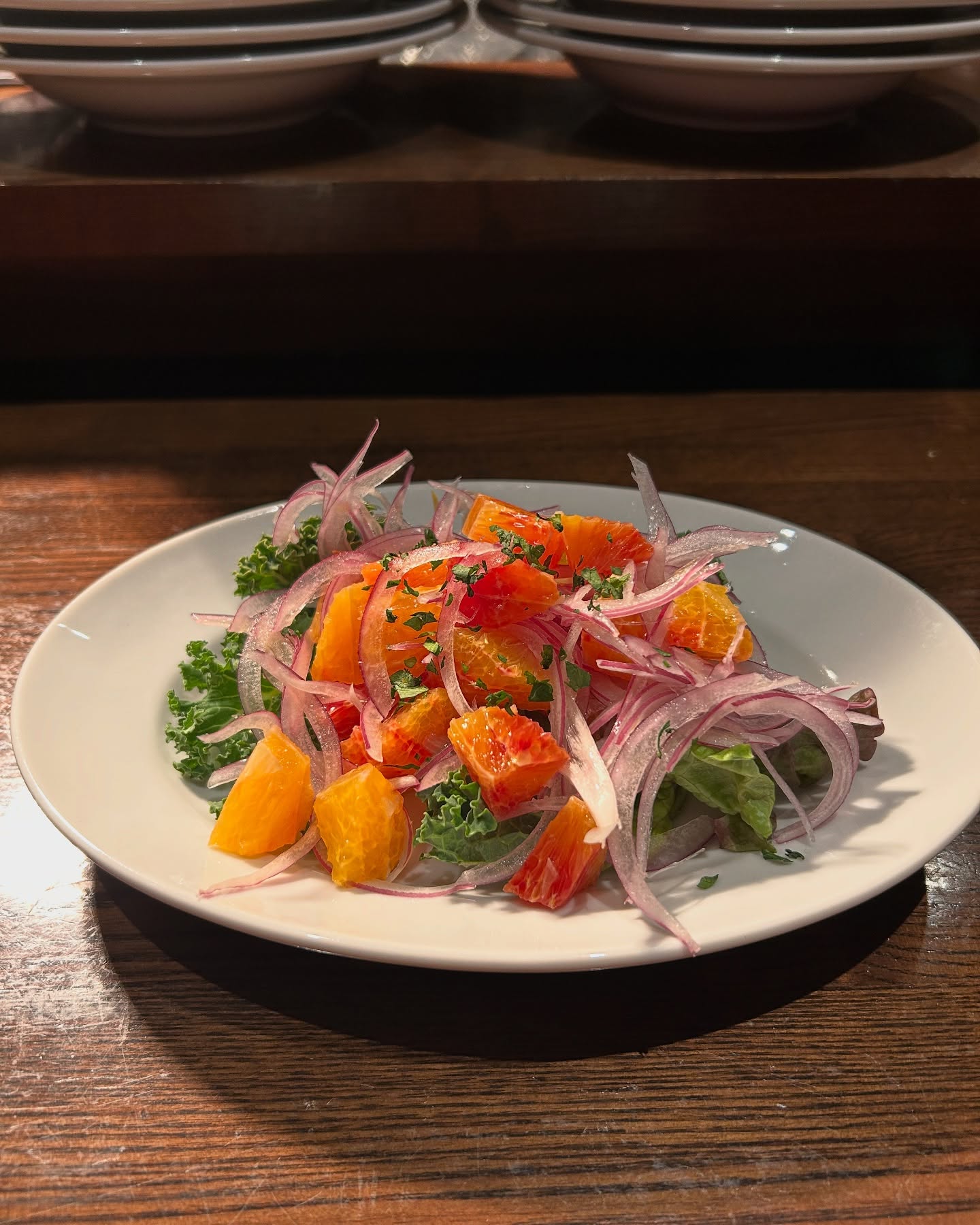 期間限定メニュー

今年も『宇和島産タロッコオレンジのサラダ』を期間限定で提供しております☘️

濃いオレンジ色に赤紫色がさしている果実は、濃厚な甘みと程よい酸味が特徴です
今が旬のタロッコオレンジを存分に活かしたサラダに仕上げています🥗
期間限定でディナーの時間に提供しておりますので、ぜひお試しください

皆さまのご来店お待ちしております️